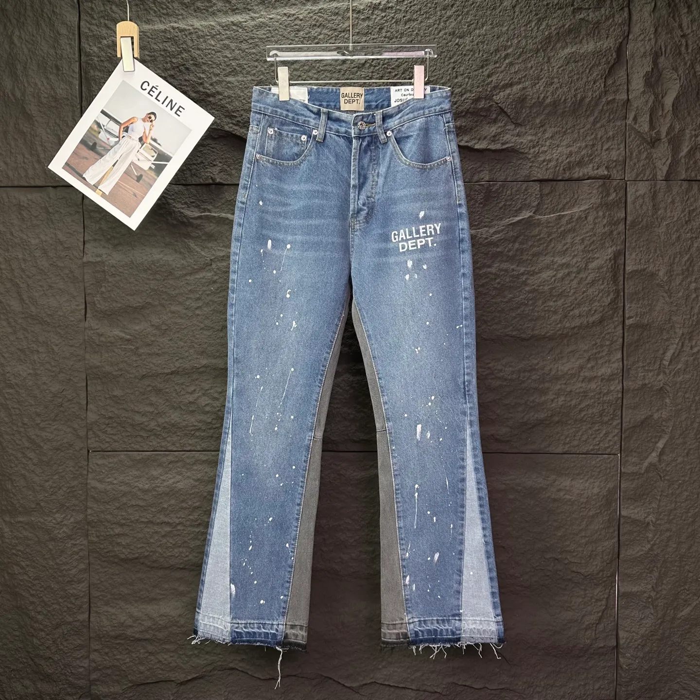 P250 GALLERY DEPT. 2025 new splash-ink hand-painted letter splicing couple style loose washed flared jeans 🔥High version🔥High version🔥 Top ceiling quality Styles with different washed textures are very friendly to people with thin legs and thick legs. The slightly flared version is very flattering. Moderate length that never goes out of style, easy to match with casually, basic styling for various styles, a must-have in the wardrobe! The fabric is stiff but also makes the upper body soft without losing texture. The washing process is even more perfect. It is a must-have item for everyone! ! ! Washed wheat, tag, pants label, three complete labels Color: washed black, washed blue Size: 28, 30, 32, 34 (four sizes)